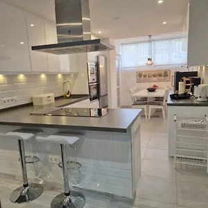 Luxurious Three Bedroom Duplex Close To Apartamento